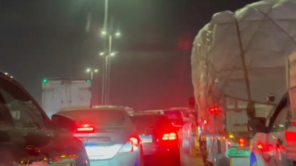  انقلاب سيارة نقل محملة بمواد بترولية أعلى الطريق الدائري