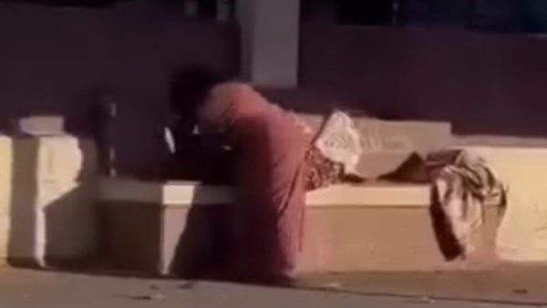 سيدة تتعدى على طفلها بالشارع في ميدان الثقافة بسوهاج