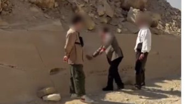 التحقيق مع مرشد سياحي 