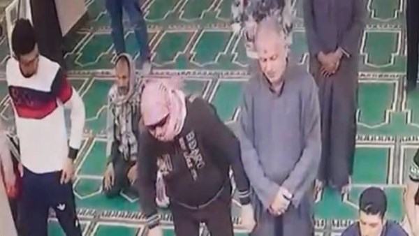 صوره من كاميرات المراقبة بالمسجد 