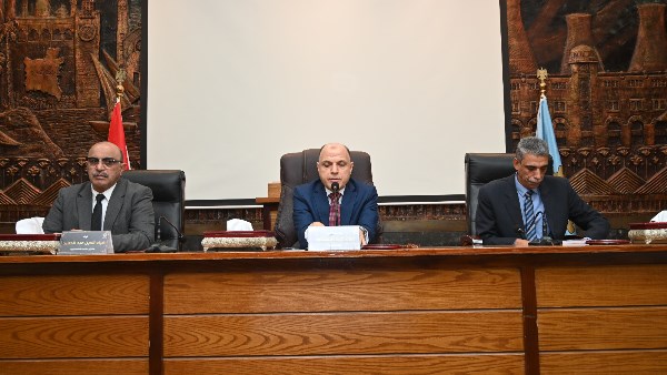 اجتماع محافظ الغربية مع قيادات المحافظة 