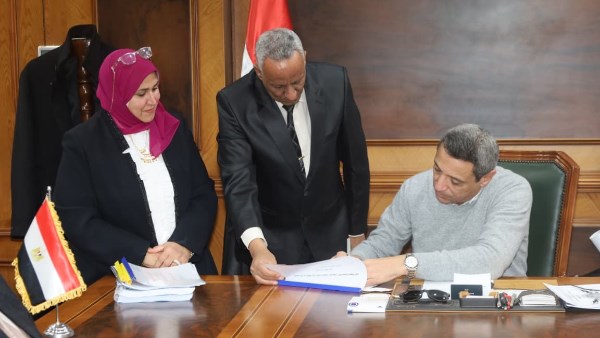 اثناء اعتماد محافظ السويس نتيجة الشهادة الاعدادية للترم الاول بالسويس