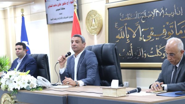 محافظ السويس خلال اللقاء الأسبوعي
