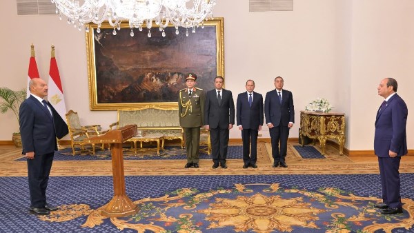 الرئيس السيسي يشهد حلف اليمين لمحافظ السويس