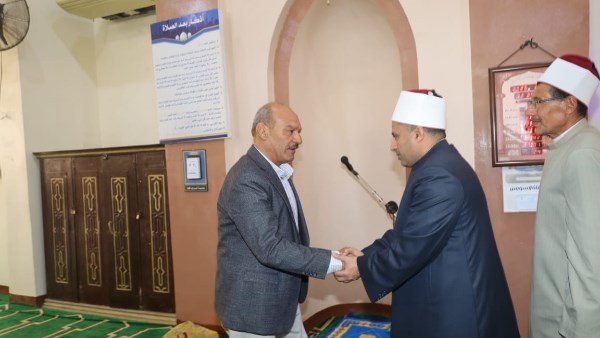 محافظ السويس يؤدي صلاة الجمعة وسط أهالي القطاع الريفي بقرية العمدة