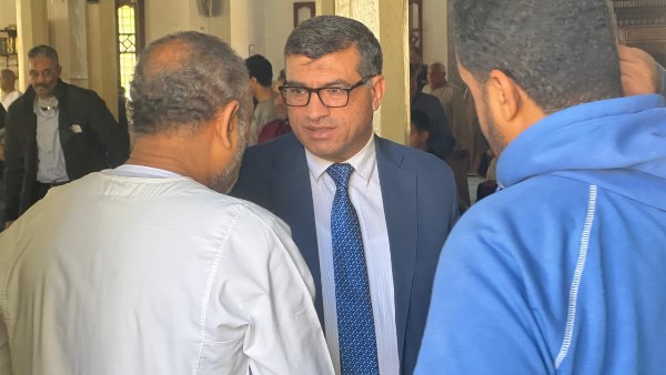 محافظ قنا مع المواطنين 