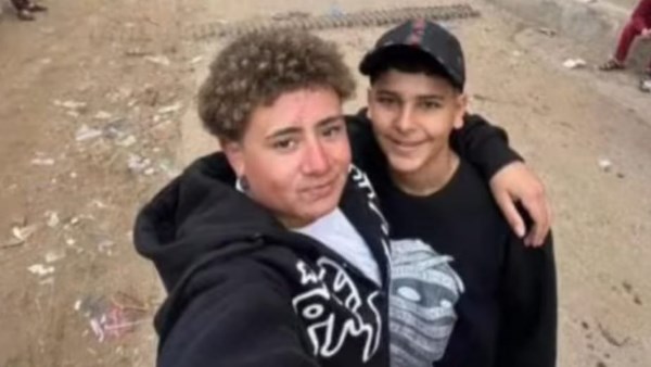 صورة الطفلتين 