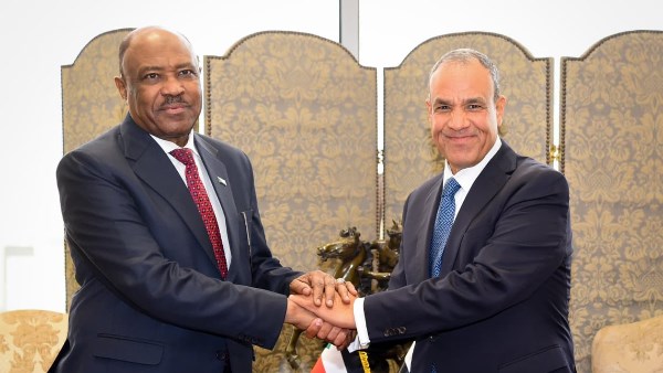 وزير الخارجية يبحث مع نظيره السوداني سبل دعم جهود التسوية الشاملة 