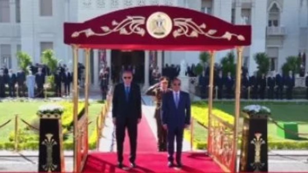 بمراسم رسمية.. الرئيس السيسي يستقبل نظيره التركي في زيارته لمصر 