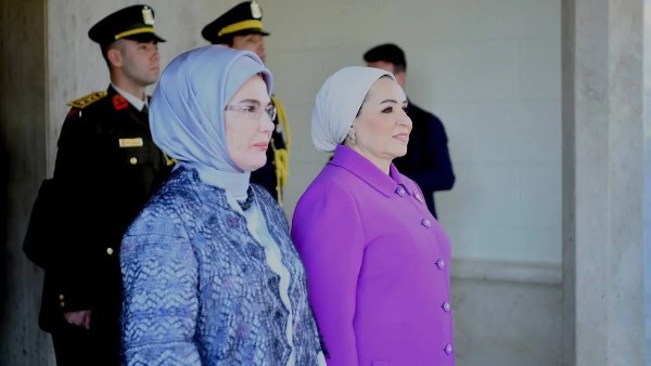 السيدة انتصار السيسى ترحب بزيارة قرينة الرئيس التركى لمصر