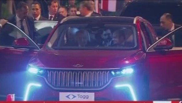 الرئيس التركي يهدي الرئيس المصري سيارة كهربائية خلال زيارته القاهرة 