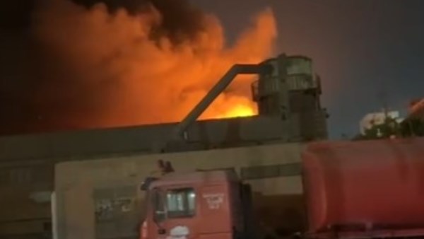  حريق هائل داخل مصنع أخشاب بمدينة 6 أكتوبر 