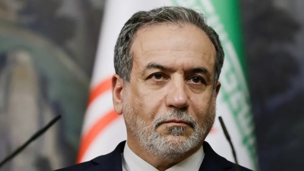 وزير الخارجية الإيراني من مقر التفاوض: جاهزون للحوار دفاعًا عن سيادة بلادنا