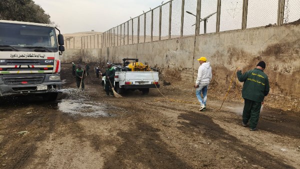  رفع  مخلفات الهدم والرتش بمحيط المنطقة الأثرية بالهرم