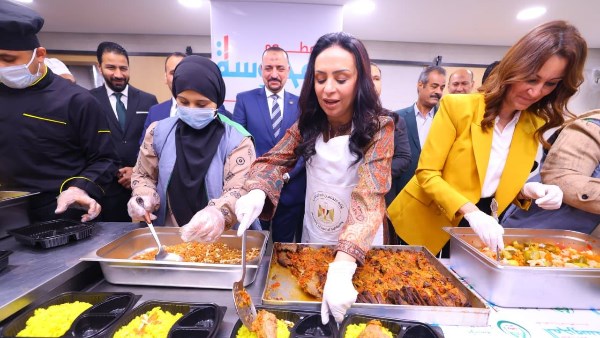 وزيرة التضامن الاجتماعي تتفقد وحدة إطعام "المحروسة " بمؤسسة يمن الخيرية بـ" الوراق"