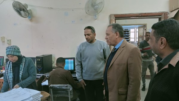 وكيل وزارة التربية والتعليم بأسيوط داخل الكنترول