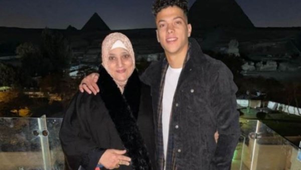 إمام عاشور ووالدته 