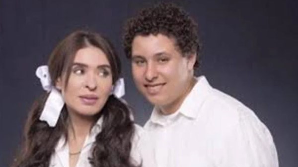 الراقصة دينا وابنها 