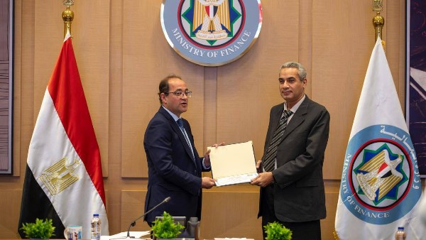 وزير المالية يكرم صاحب أعلى مبادرة مجتمعية في الإصلاح الضريبي عبر منصة "حوار"