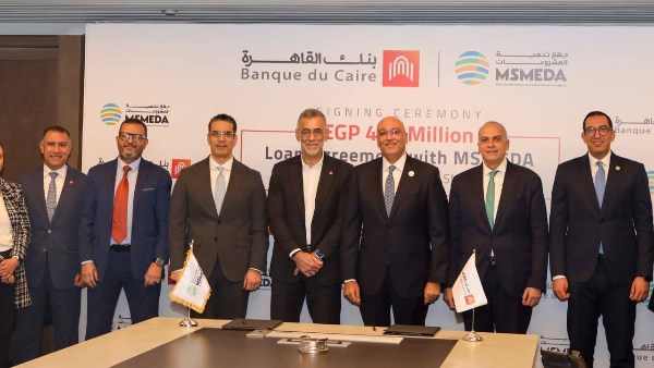 جانب من التوقيع