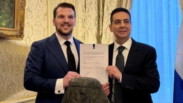 تعاون مصري–هولندي لاسترداد رأس حجري نادر من عصر تحتمس الثالث