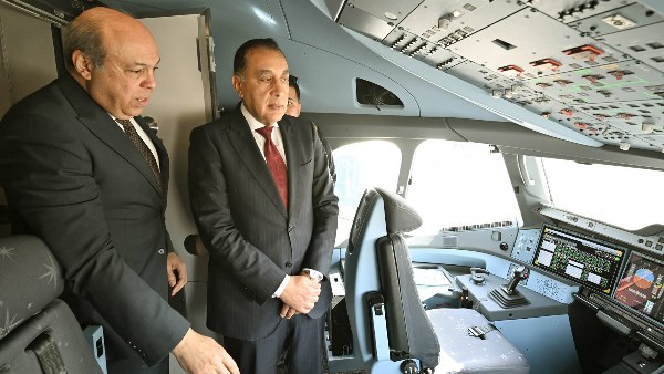 رئيس الوزراء يتفقد أول طائرة من طراز Airbus A350-900  بأسطول الناقل الوطني