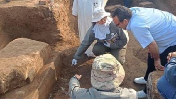 الكشف عن مبنى أثري من الحجر الجيري بميت رهينة