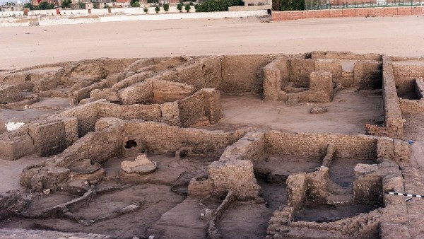 الكشف عن مدينة سكنية وجبانة قبطية في موقع شيخ العرب همام بقنا