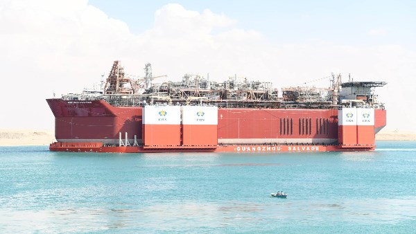  إحدى أكبر سفن حاملات المثقلات في العالم تعبر هيئة قناة السويس