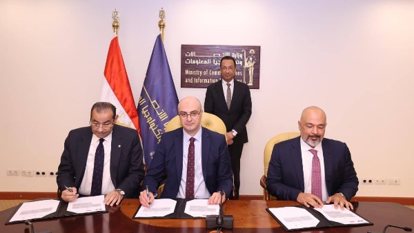 وزير الاتصالات يشهد توقيع اتفاقيات بين المصرية للاتصالات وإي آند مصر والجهاز القومي لتنظيم الاتصالات