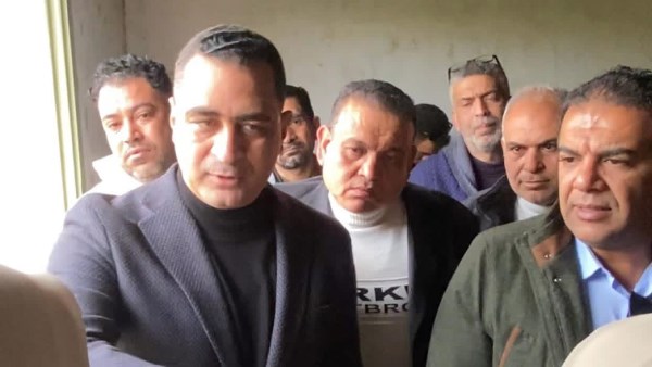 النائب محمود طاهر خلال زيارة لمستشفى منشأة عبد الرحمن 