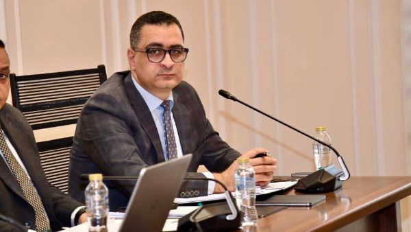 محمود طاهر وكيل لجنة الإسكان خلال اجتماع اللجنة 