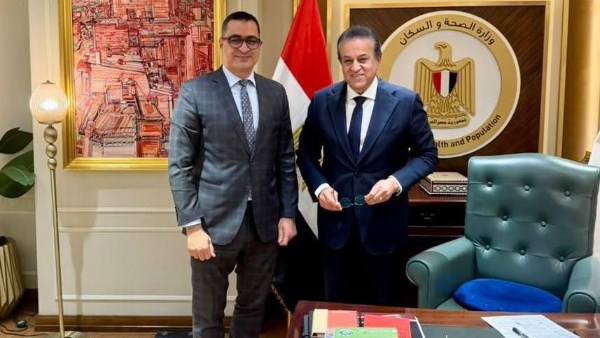 النائب محمود طاهر خلال لقاء وزير الصحة 