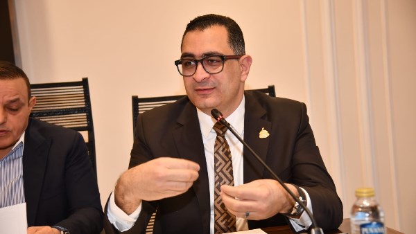 النائب محمود طاهر خلال اجتماع لجنة الاسكان 