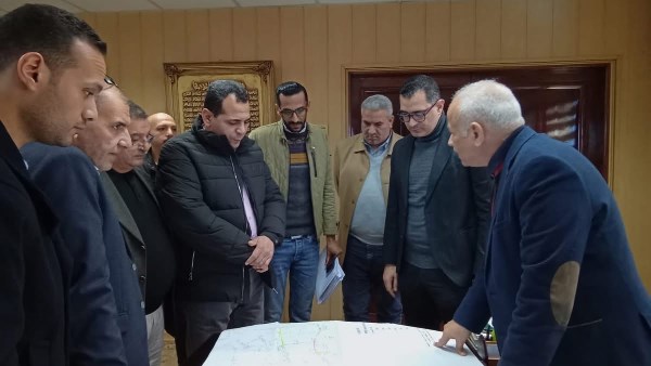 النائب محمود طاهر خلال اجتماع بوزارة الإسكان 