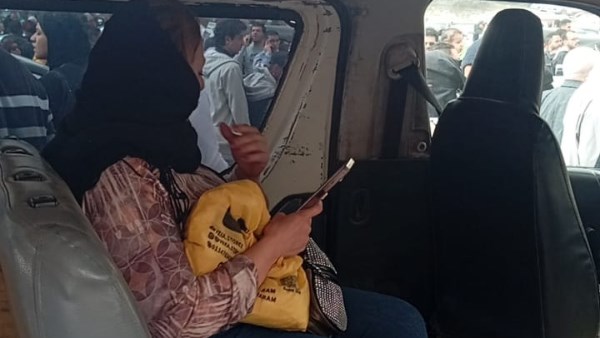 عبير فاروق من جنازة والدتها 