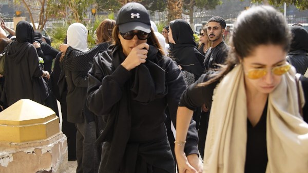 ريم مصطفى في جنازة والدتها الراحلة 