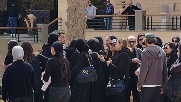 زينة في جنازة شقيقها