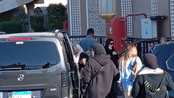 مي عمر في جنازة والدها