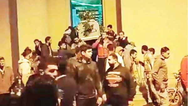 تشييع جثمان شاب في رشيد.. زوجته أنهت حياته لرفضه شراء 10 سجائر