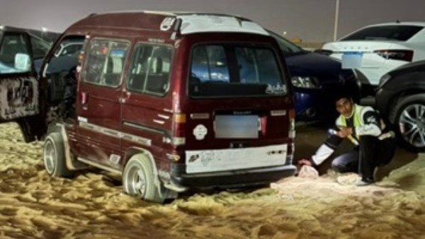 في لفتة إنسانية.. أمن القاهرة يستجيب لاستغاثات سيدة ورجل  وينقذ سيارات عالقة بالرمال