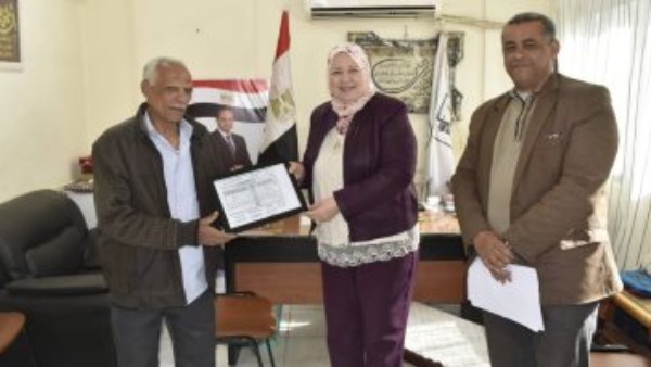 بعمر 74 عامًا.. مُسن ينجح في الصف الأول الإعدادي ببني سويف