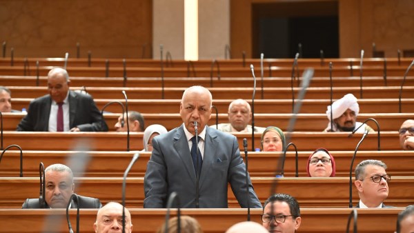 خلال الجلسة العامة .. مصطفى بكري يطالب الحكومة الاهتمام بعشوائيات الصعيد