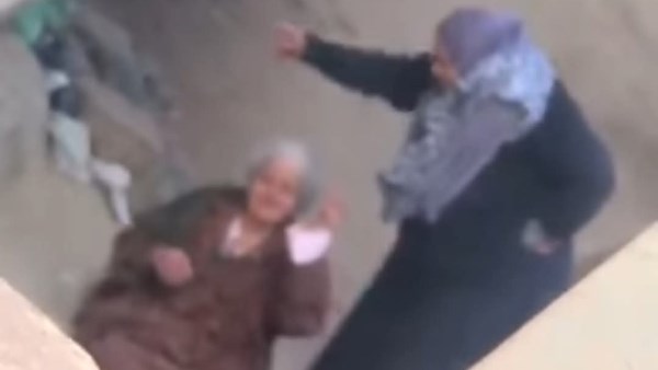  الأمن يفحص فيديو اعتداء سيدة على والدتها المسنة بالشارع بالزقازيق