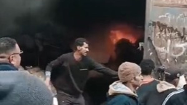 الحماية المدنية تحاول السيطرة علي حــ ــــريق هائل في مخزن خدرة بالهرم