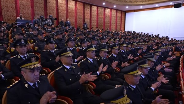 وزير الداخلية يُكرم أسر الشهداء والمصابين والمتميزين ويقلدهم الأنواط الممنوحة من رئيس الجمهورية