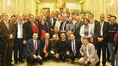 الدكتور عبدالحليم علام وسط عدد من المحامين 