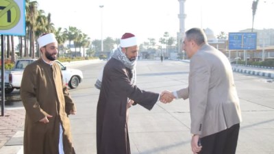 جانب من أداء صلاة اليوم