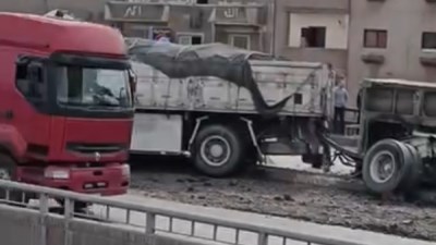 انقلاب سيارة تريلا بالبحيرة 