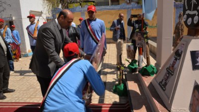 محافظ أسيوط يضع إكليلًا من الزهور على النصب التذكاري